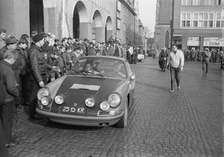 Name:  Bien Marian Zygmunt Wisniowski 911s 1970.jpg
Views: 730
Size:  34.1 KB